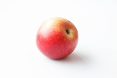 Beyaz arkaplanda kırmızı elma
