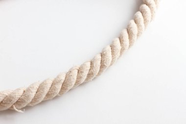 Beyaz arka plan üzerinde kalın güçlü ip.