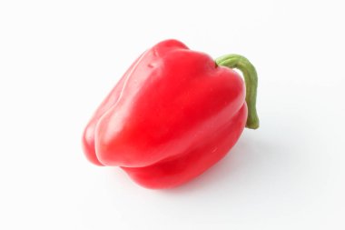 Kırmızı dolma biber beyaz arkaplanda izole edildi.