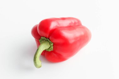Beyaz arka plan üzerinde izole kırmızı Bulgar biber.