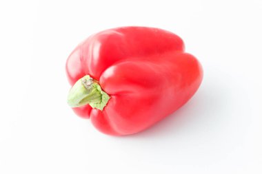 kırmızı biber beyaz arkaplanda izole edildi.