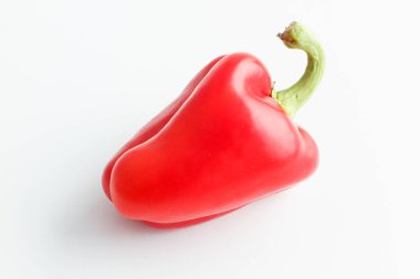Beyaz arka plan üzerinde izole bir kırmızı biber.