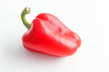 kırmızı biber beyaz arkaplanda izole edildi.