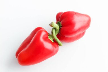İki tatlı kırmızı Bulgar biber beyaz arka plan üzerinde izole.