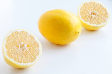 Limon yarım kesilmiş. İki yanındaki bütün limon yalan bir limon yarısı.