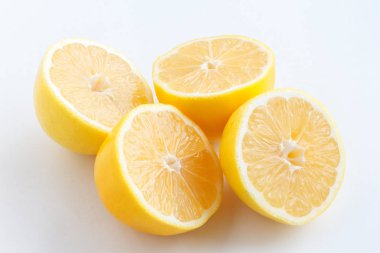 Limon yarım kesilmiş. Yan yana yatan dört limon tatlısı.