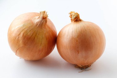 Beyaz bir arka plan üzerinde iki soğan sebze