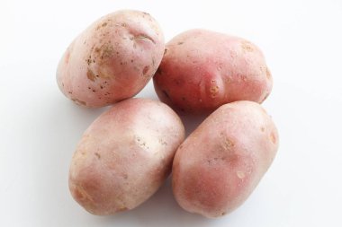 Bir sürü pis patateslerin üzerine beyaz bir arka plan. Beyaz bir arka plan üzerinde dağınık patates.