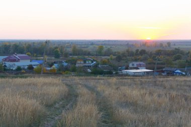 Köyde ufukta günbatımı.