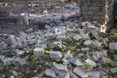 Kırık tuğla parçaları bina