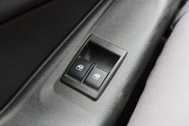 Arabada cam otomatiği