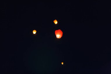 Çin fenerler gece uçan. Bir Çince fener ile lots daha arka planda dilek.