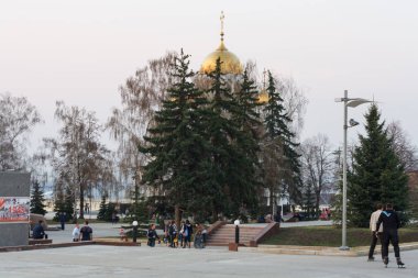 Ağaçların arkasındaki Ortodoks Kilisesi