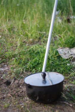 Pot seyahat. Bir tencerede ateşe piknik yemek pişmiş.