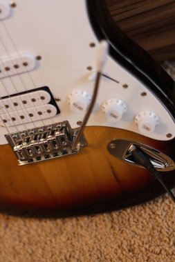 Elektro gitar rengi kahverengi