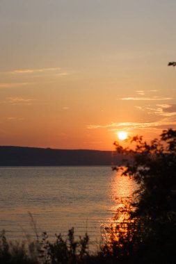 Nehrin arka planda günbatımı. Gün batımı ışık büyük bulutlar.