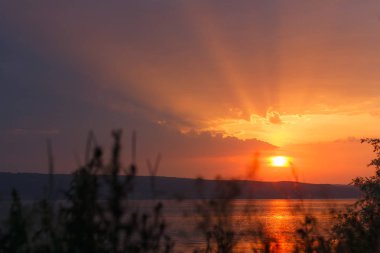 Nehrin arka planda günbatımı. Gün batımı ışık büyük bulutlar.