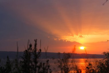 Nehrin arka planda günbatımı. Gün batımı ışık büyük bulutlar.