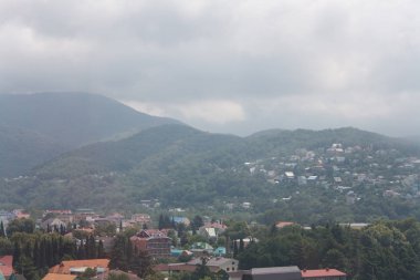 Deniz kıyısında dağın altında kenti.