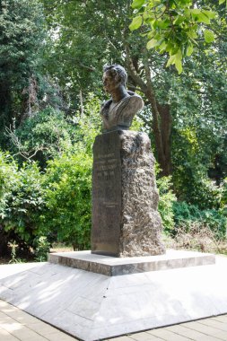 Anıt parkta yeşil ağaçların çevresinde.