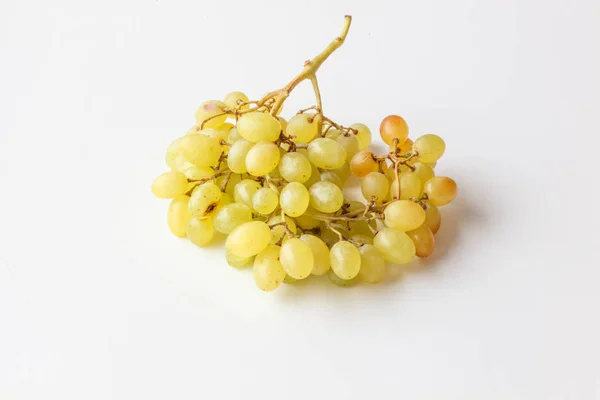 Grappolo di uva verde isolato su fondo bianco — Foto Stock