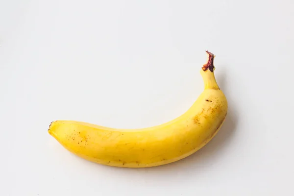 Gele rijpe banaan op een witte achtergrond. — Stockfoto