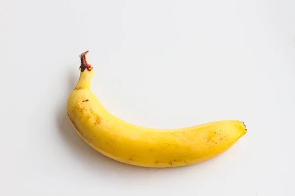 Banana isolada sobre fundo branco. Uma banana em um fundo branco . — Fotografia de Stock
