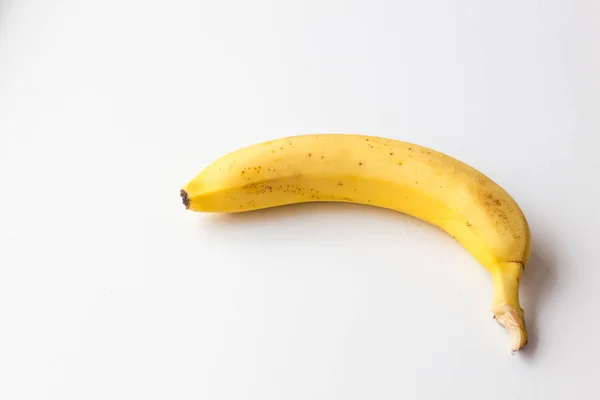 Banana madura amarela sobre um fundo branco . — Fotografia de Stock