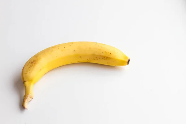 Banan na białym tle. Jeden banan na białym tle. — Zdjęcie stockowe