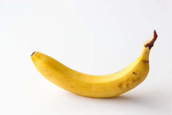 Gele rijpe banaan op een witte achtergrond. — Stockfoto