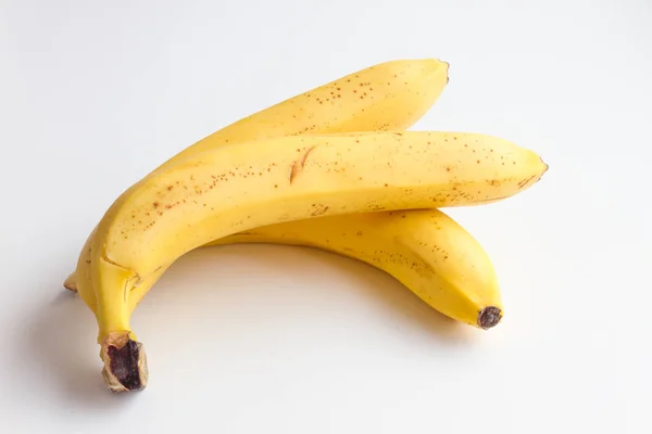 Banaan geïsoleerd op een witte achtergrond. Drie bananen op een witte achtergrond. — Stockfoto