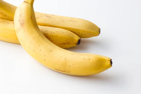 Żółty dojrzałych bananów na białym tle. — Zdjęcie stockowe