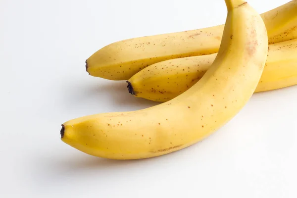 Banan na białym tle. Trzy banany na białym tle w rogu ramki Zdjęcia. — Zdjęcie stockowe