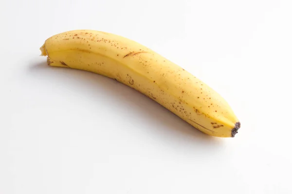 Banaan geïsoleerd op een witte achtergrond. Een gele rijpe banaan op een witte achtergrond. — Stockfoto