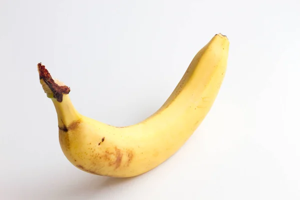 Banaan geïsoleerd op een witte achtergrond. Een gele rijpe banaan op een witte achtergrond. — Stockfoto