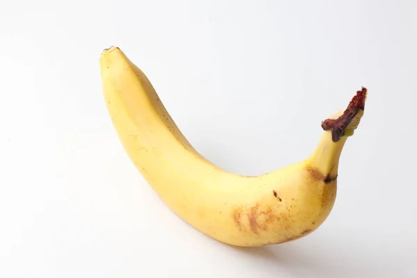 Gele rijpe banaan op een witte achtergrond. — Stockfoto