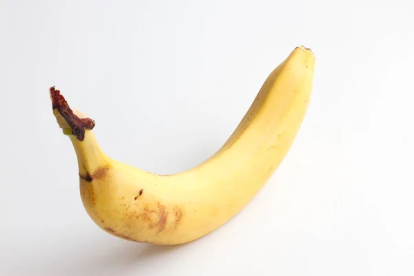 Banaan geïsoleerd op een witte achtergrond. Een gele rijpe banaan op een witte achtergrond. — Stockfoto