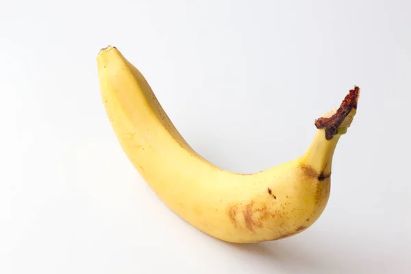 Gele rijpe banaan op een witte achtergrond. — Stockfoto