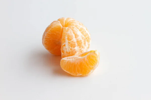 Mandarin isolated on white background. One peeled tangerine and a slice of Mandarin. — Stock Photo, Image