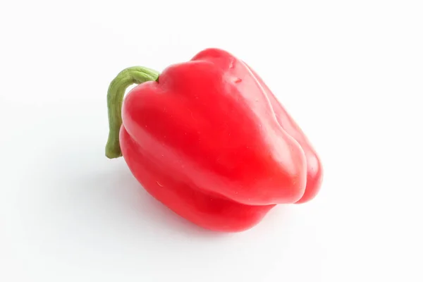 Rode paprika geïsoleerd op witte achtergrond. — Stockfoto