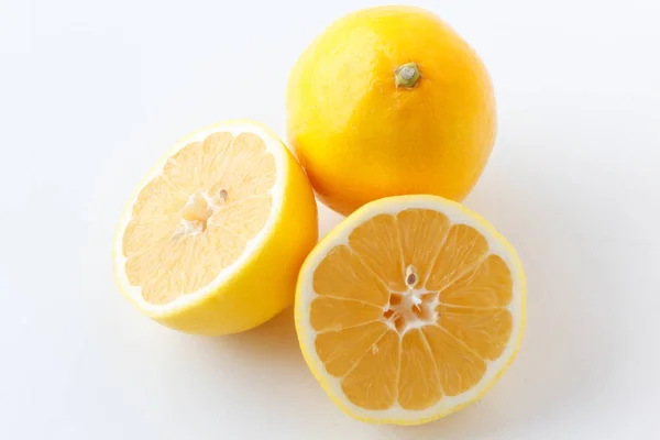 Citron. Citron frais isolé sur blanc. Citron dans une coupe . — Photo