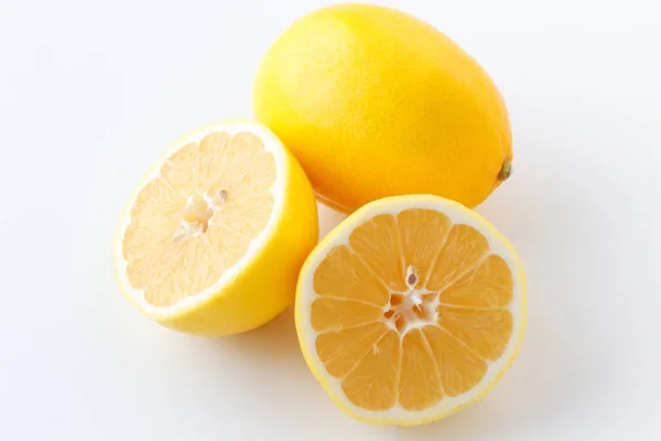 Citron. Färsk citron isolerade på vitt. Citron i ett snitt. — Stockfoto
