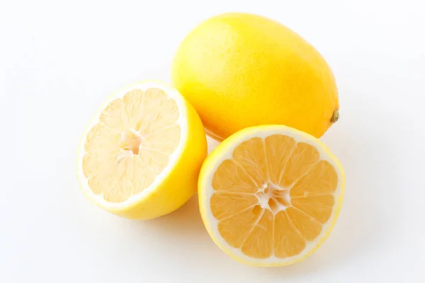 Citron. Färsk citron isolerade på vitt. Citron i ett snitt. — Stockfoto