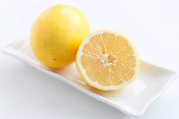 Citron halveras. De två halvorna av citron liggande på plattan. — Stockfoto