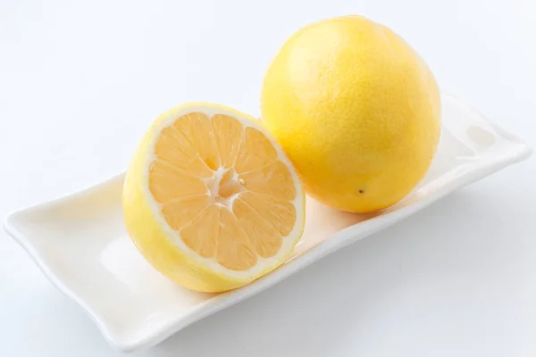 Citron halveras. De två halvorna av citron liggande på plattan. — Stockfoto