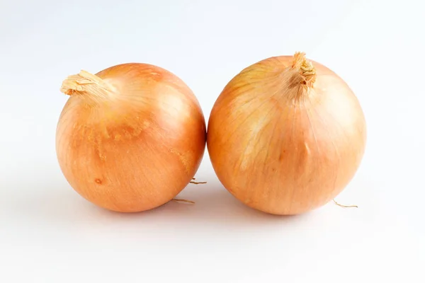 Duas cebolas verduras em um fundo branco — Fotografia de Stock