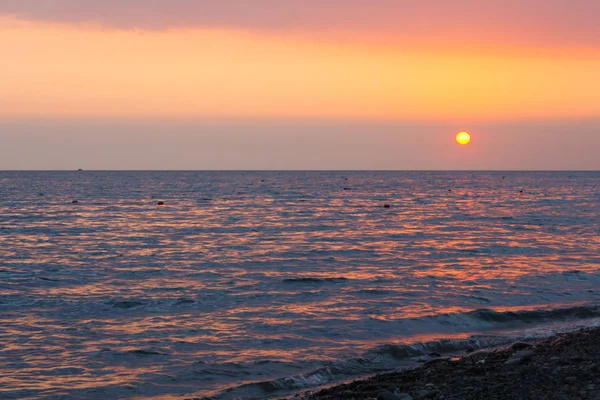 Puesta de sol sobre el mar. — Foto de Stock