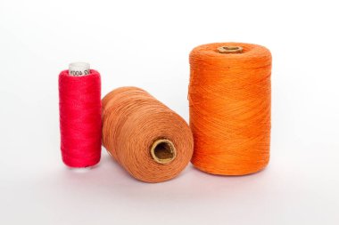 Turuncu, kahverengi ve beyaz zemin üzerine kırmızı iplik. Biriktiricileri renkli iplik.