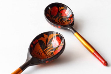 Tahta kaşıklar Hohloma tarzında dekore edilmiş..