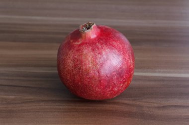 Parlak kırmızı ve sulu nar.